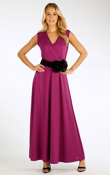 Damen lang Kleid ohne Ärmel.