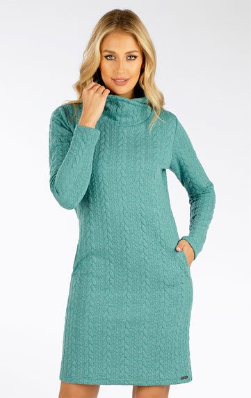 Kleid mit langen Ärmeln.