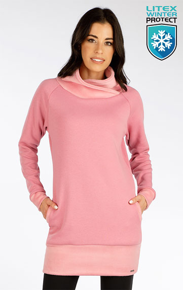 Kleid mit langen Ärmeln.