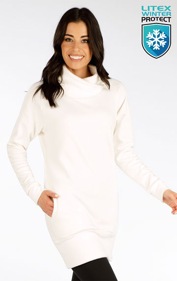 Kleid mit langen Ärmeln.