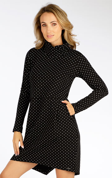 Kleid mit langen Ärmeln.